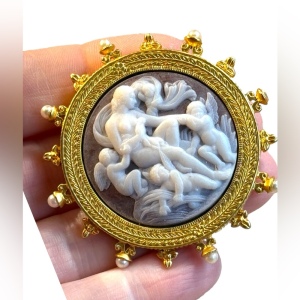 Smithsonian Cameo Brooch Pin by Avon Gold-tone Faux Pearls 2.2”