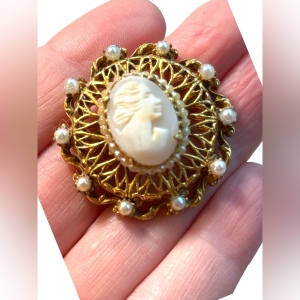 Vintage Florenza faux pearl shell cameo brooch pendant 1.5”