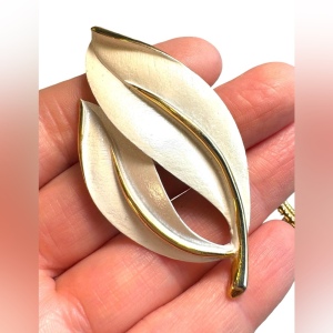 Sarah Coventry White enamel gold finish leaf brooch