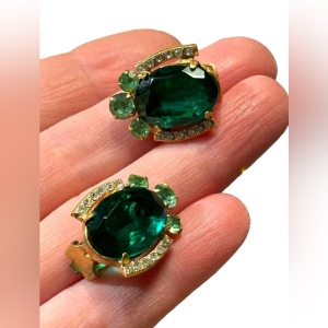 Vintage lovely green crystal goass gold finish clip on earrings 1950s