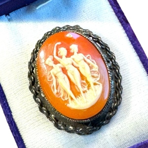 Vintage 1940s Finely made resin early plastic cameo brooch pendant 3 graces